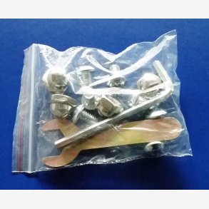 Pose med skruer, mtrikker og ngle til samling af Parasolvogne